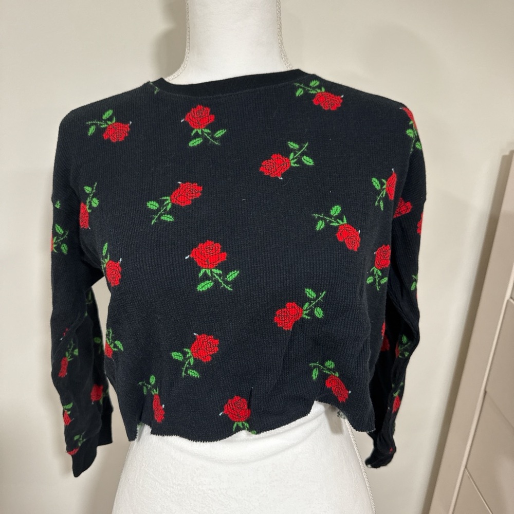 Forever 21 Black Cropped Rose Knit Sweater